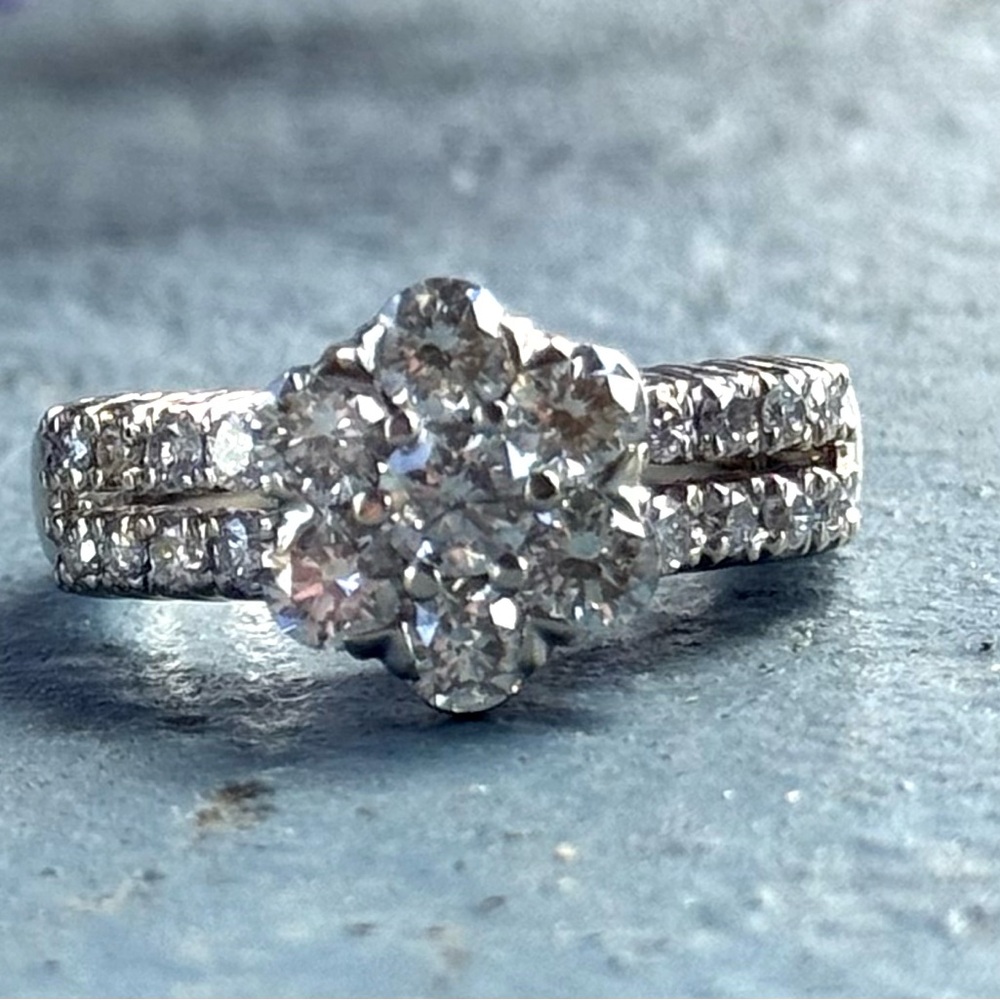 Beautiful 14k White Gold 1.86 Ct Diamond Flower Ring - Picture 8 of 10